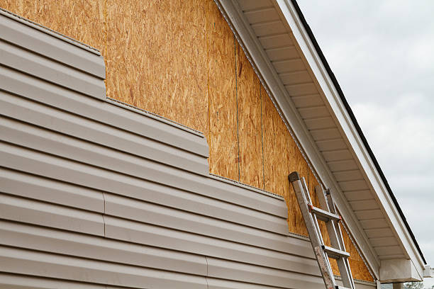 Professional Siding Installation technician working in McHenry, MD